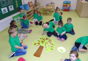 Dzieci prezentują drzewo